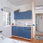 2 * Stari Grad (Hvar)