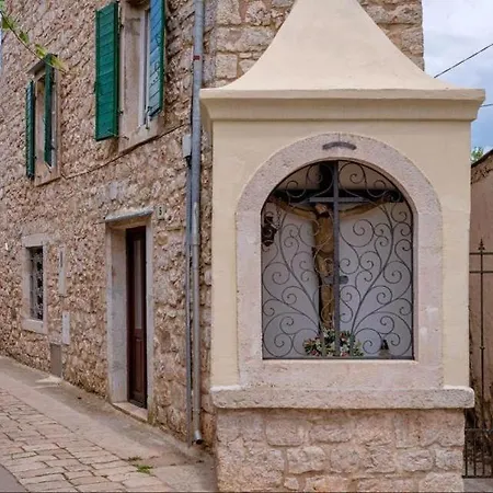 2 * Stari Grad (Hvar)