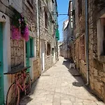 2 Stari Grad (Hvar)