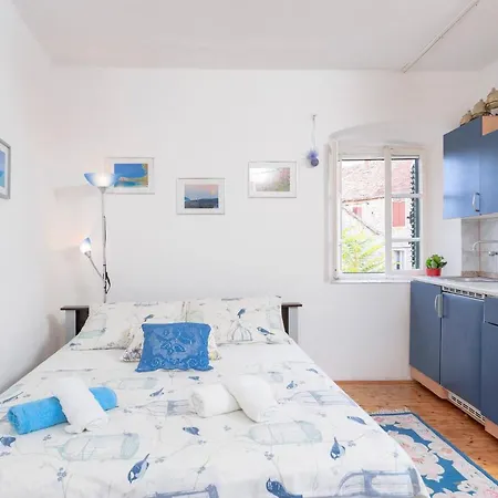 2 * Stari Grad