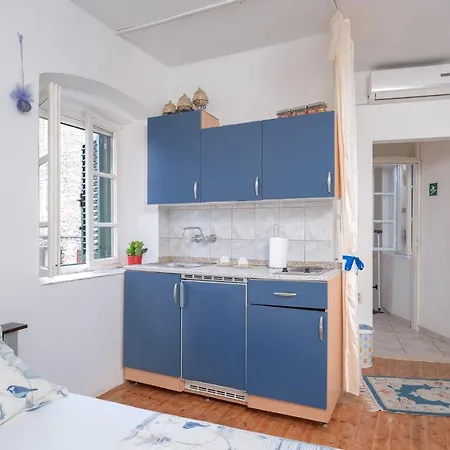 2 * Stari Grad